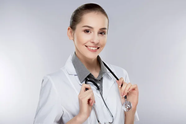 Médica bonita com estetoscópio — Fotografia de Stock