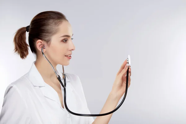 Mooie vrouwelijke arts met een stethoscoop — Stockfoto