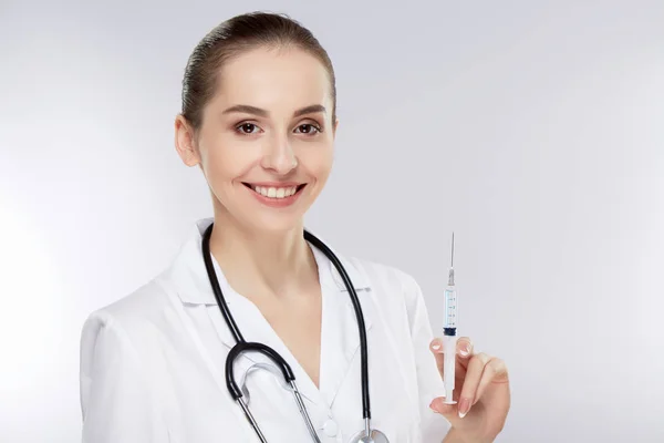 Jovem médico bonito com estetoscópio — Fotografia de Stock