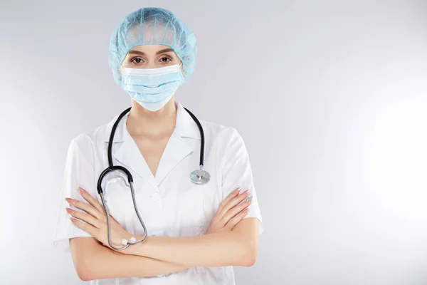 Médico feminino usando chapéu médico — Fotografia de Stock