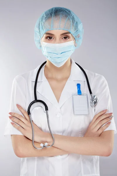 Médico feminino usando chapéu médico — Fotografia de Stock