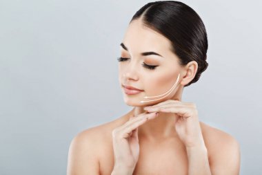 Temiz tenli genç bir kadın.