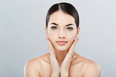 Temiz tenli genç bir kadın.