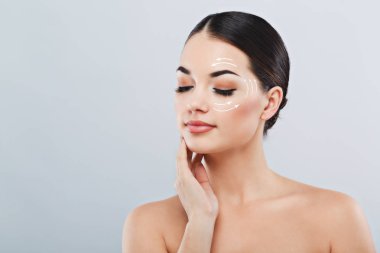 Temiz tenli genç bir kadın.