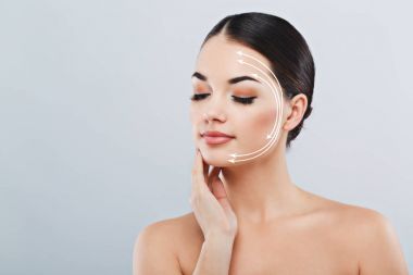 Temiz tenli genç bir kadın.