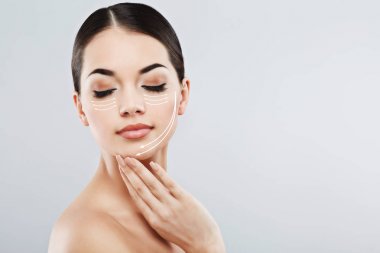 Temiz tenli genç bir kadın.