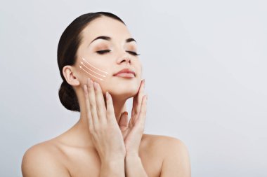 Temiz tenli genç bir kadın.