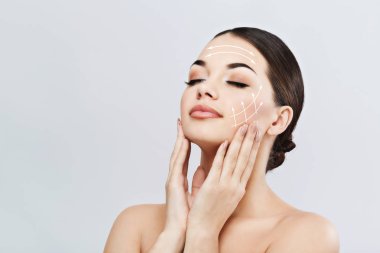 Temiz tenli genç bir kadın.