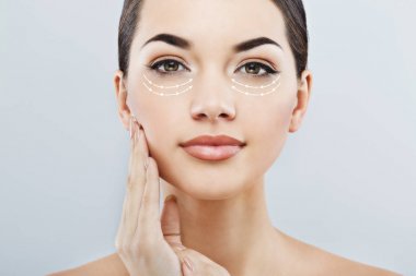 Temiz tenli genç bir kadın.