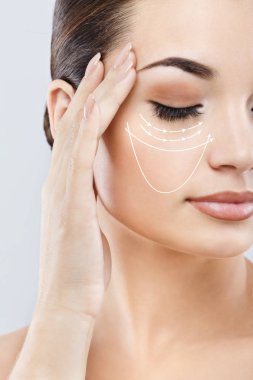 Temiz tenli genç bir kadın.