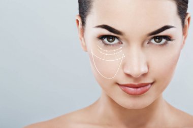 Temiz tenli genç bir kadın.