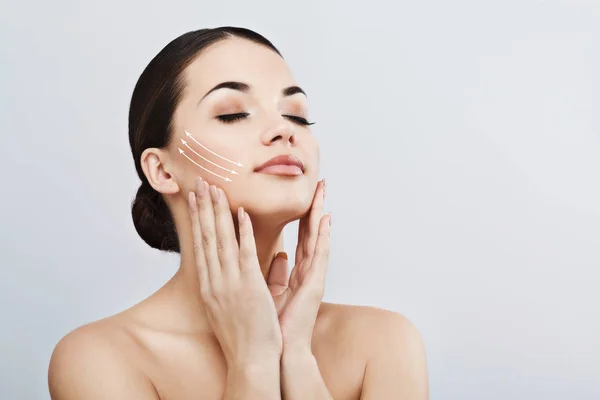 Temiz tenli genç bir kadın.