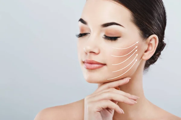 Temiz tenli genç bir kadın.