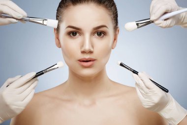 Kahverengi saçlı sevimli kız