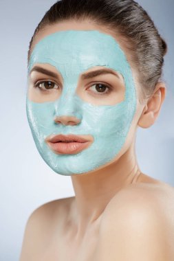 Kahverengi saçlı çekici kız