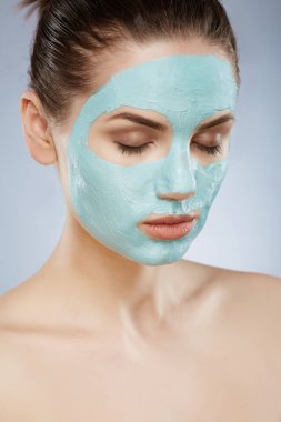 Kahverengi saçlı çekici kız