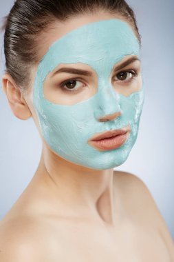 Kahverengi saçlı çekici kız