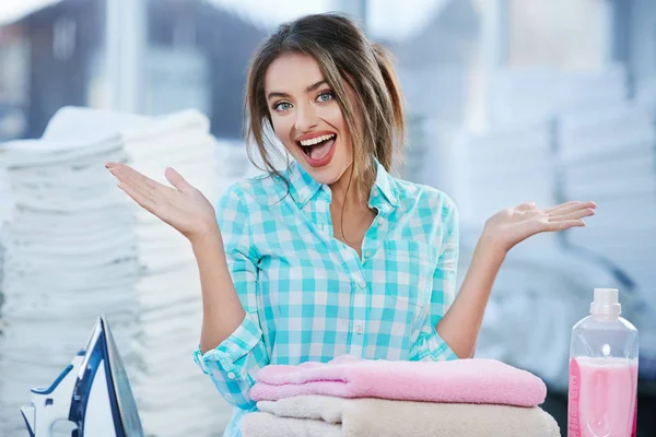 Donna vicino mucchio di asciugamani rosa — Foto Stock