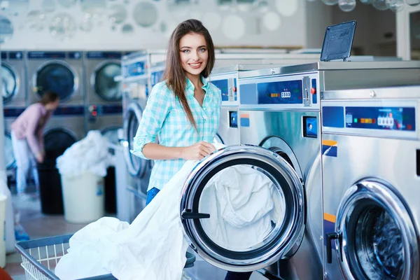 Girl standing near washing machine — Stock Photo, Image