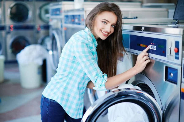 Mujer cerca de lavadora — Foto de Stock