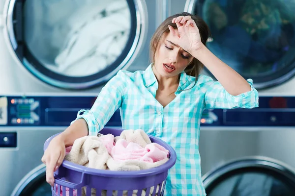 Femme déçue a passé du temps à se laver — Photo