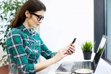 dizüstü bilgisayarda tarama QR-code kadın 