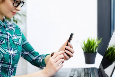 dizüstü bilgisayarda tarama QR-code kadın 