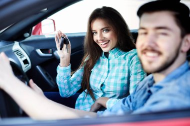 yeni otomobil içinde oturan adam kadınla 