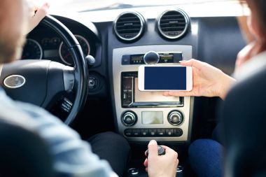 Yeni otomobil içinde oturan Çift