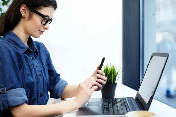 Wanita memindai QR-code di laptop — Stok Foto