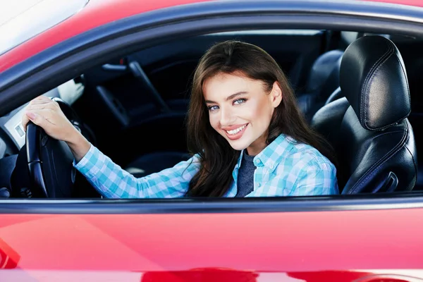 Krásná bruneta žena jedoucím autě — Stock fotografie