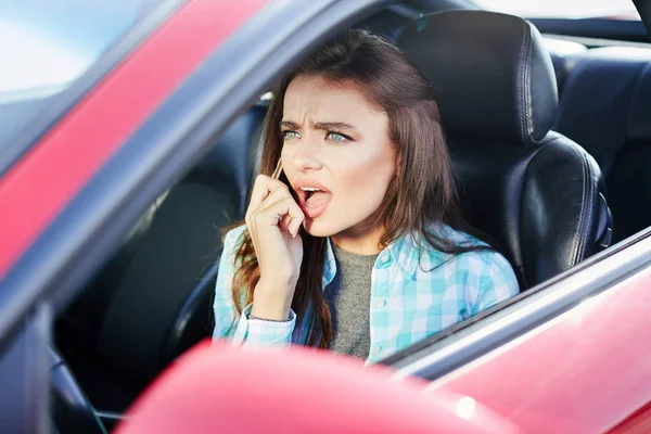Nő, mobil telefon, autó vezetés — Stock Fotó
