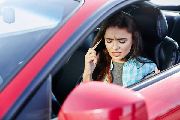 Nő, mobil telefon, autó vezetés — Stock Fotó