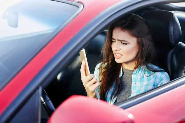 Kobieta z telefonem komórkowym, prowadzenie samochodu — Zdjęcie stockowe