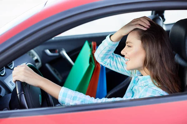 Usmívající se řidič sedí uvnitř červené auto — Stock fotografie