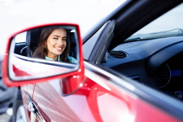 Šťastná žena sedící uvnitř automobilu — Stock fotografie