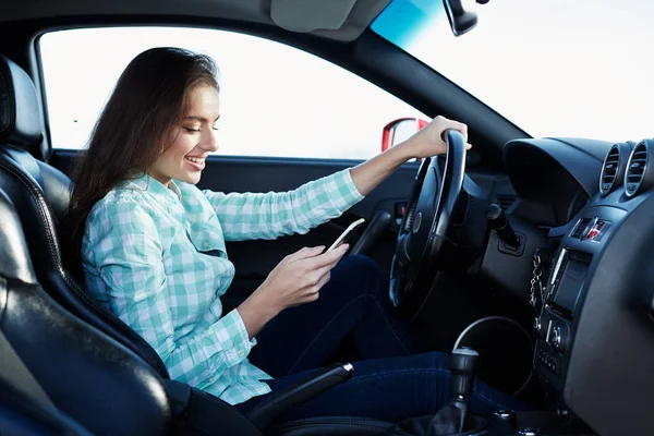 Hezká žena v nových automobilů — Stock fotografie