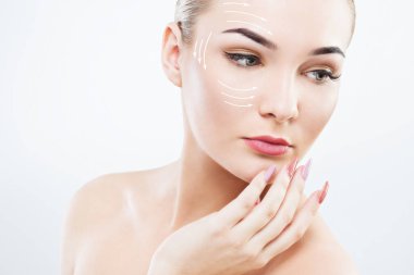 Pembe manikür ile güzel kız