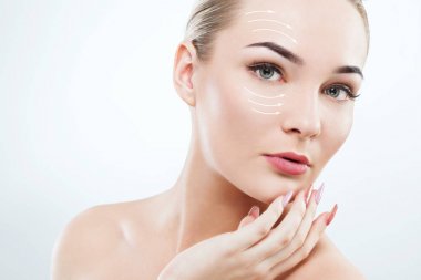 Pembe manikür ile güzel kız