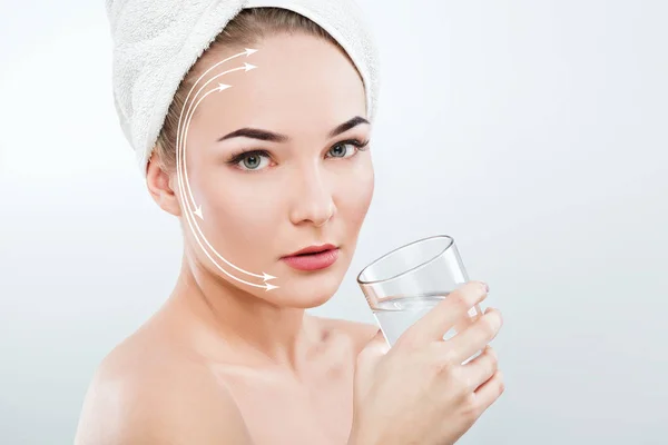 Meisje bedrijf glas water — Stockfoto