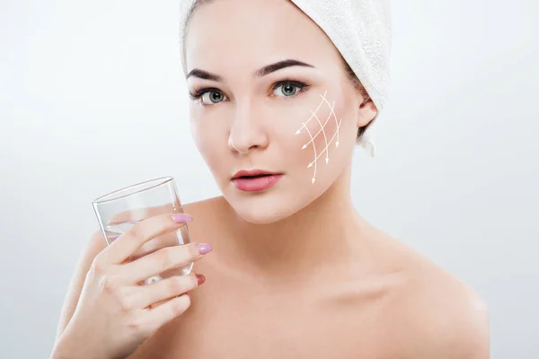 Girl holding glass of water — Stock Photo, Image