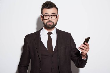 yakışıklı adam tutarak cep telefonu