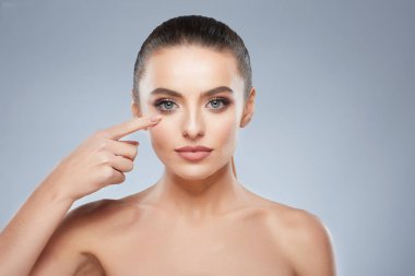 Çıplak makyaj ile güzel kız