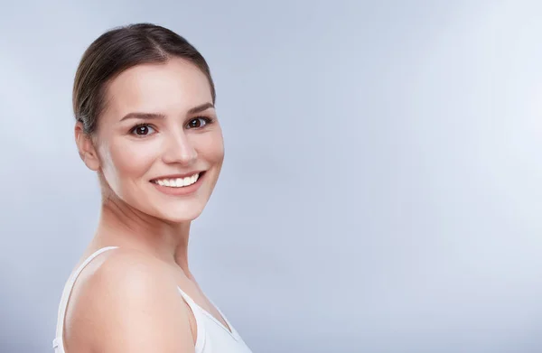 Mujer con hermosa sonrisa — Foto de Stock