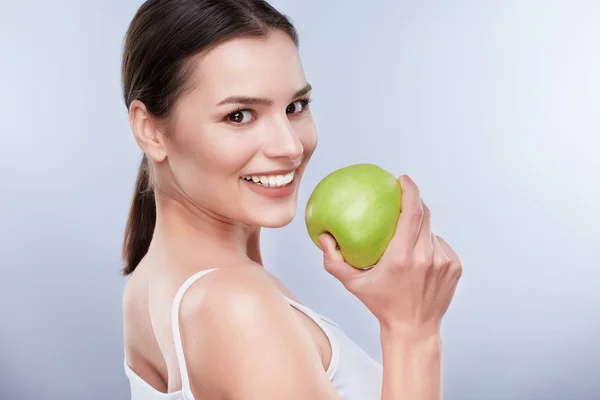 녹색 사과를 들고 있는 여자 — 스톡 사진