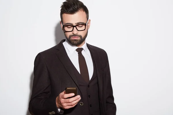 Bell'uomo con il cellulare in mano — Foto Stock