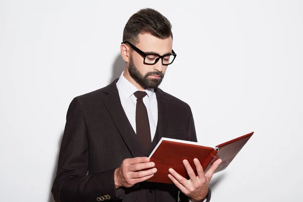 Aantrekkelijke man bedrijf boek — Stockfoto