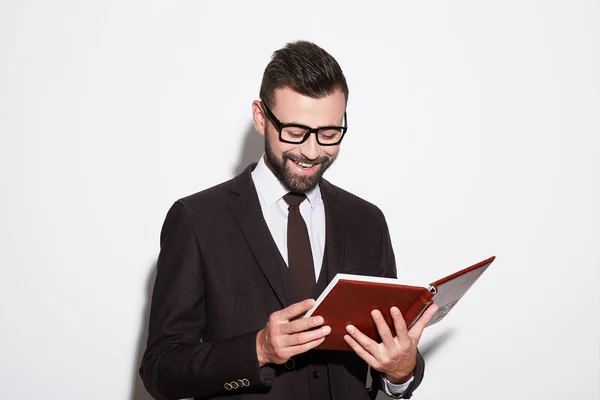 Atractivo hombre sosteniendo libro — Foto de Stock