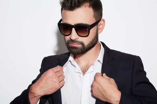 Uomo attraente con occhiali da sole — Foto Stock