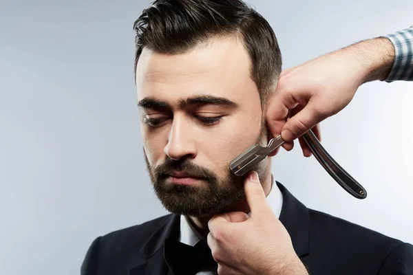 Attraktiv man på barbershop — Stockfoto